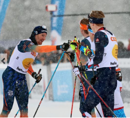 Dario Cologna, 4. und schnellster Schweizer, gratuliert dem Sieger Magne Haga (N)